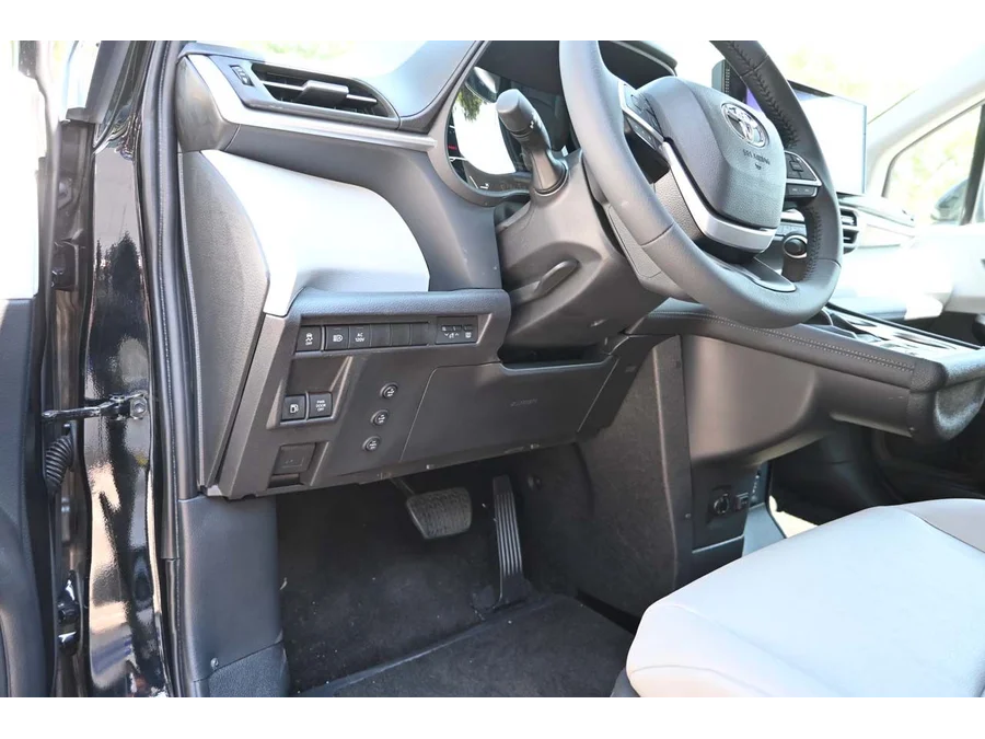 2025 Toyota Sienna XLE - Photo 30