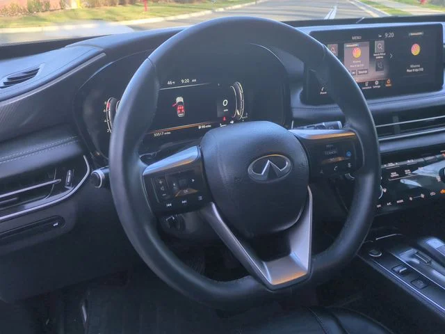 Used 2023 White INFINITI LUXE image 31