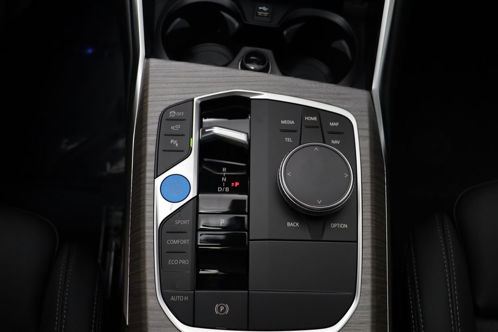 New 2026 Cape York Green Metallic BMW xDrive40 image 13