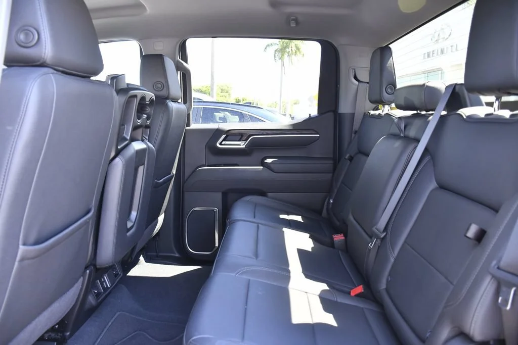 Used 2025 Onyx Black GMC SLT image 23