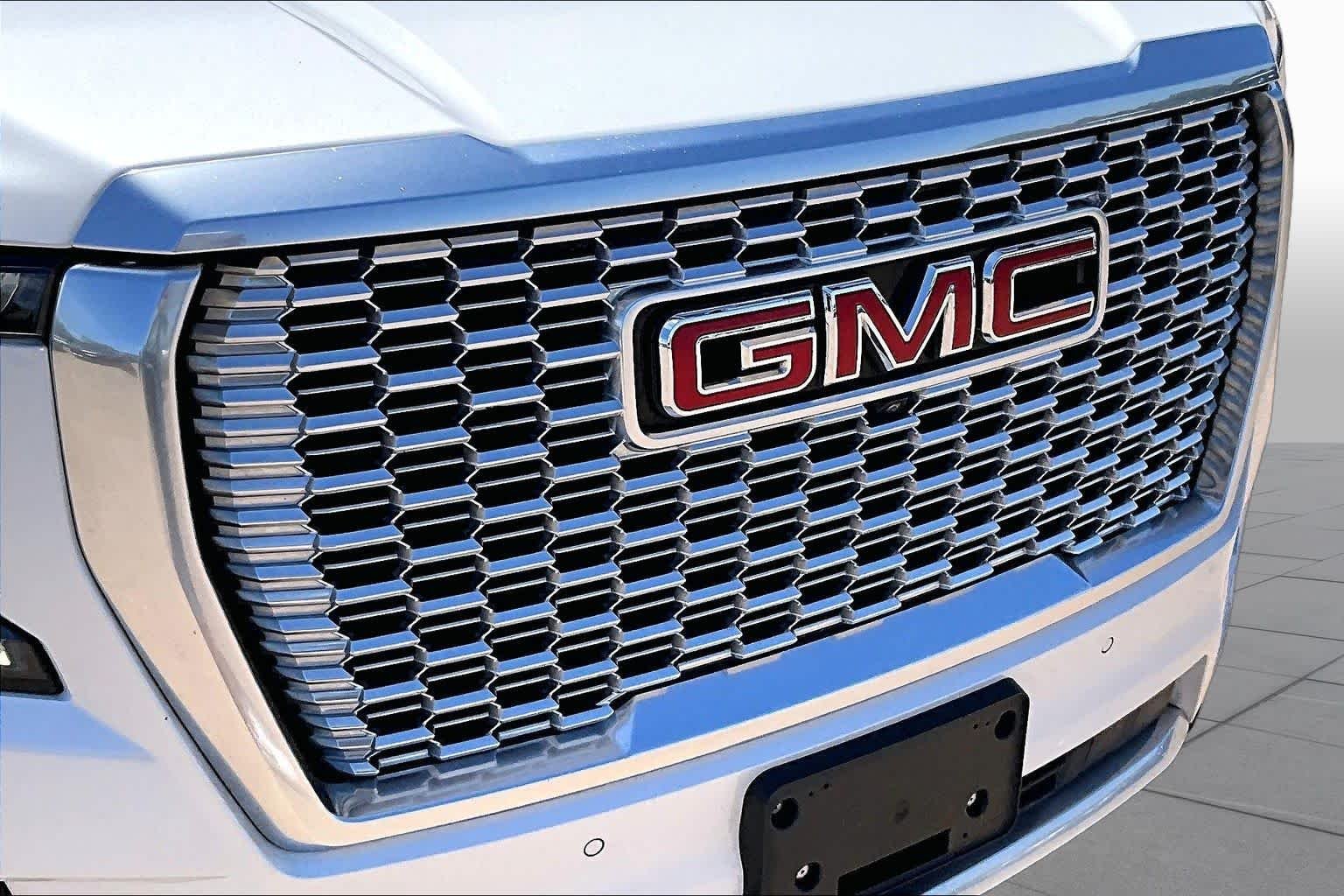 Used 2022 White Frost Tricoat GMC Denali image 27