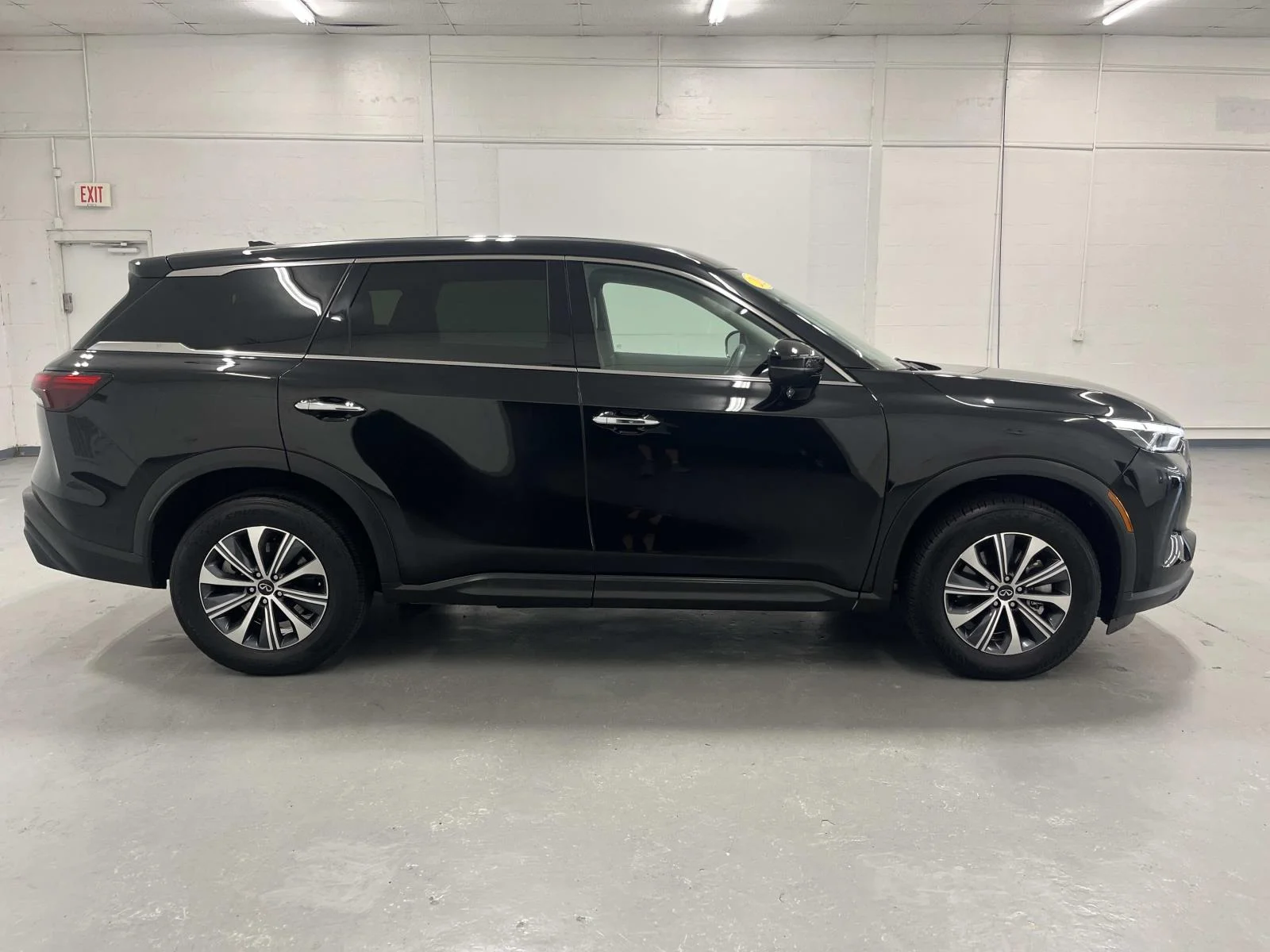 Used 2025 Mineral Black INFINITI PURE FWD 2.0L 1 Owner image 2
