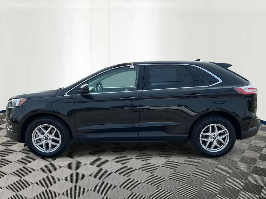 Used 2022 Black Ford SEL image 2