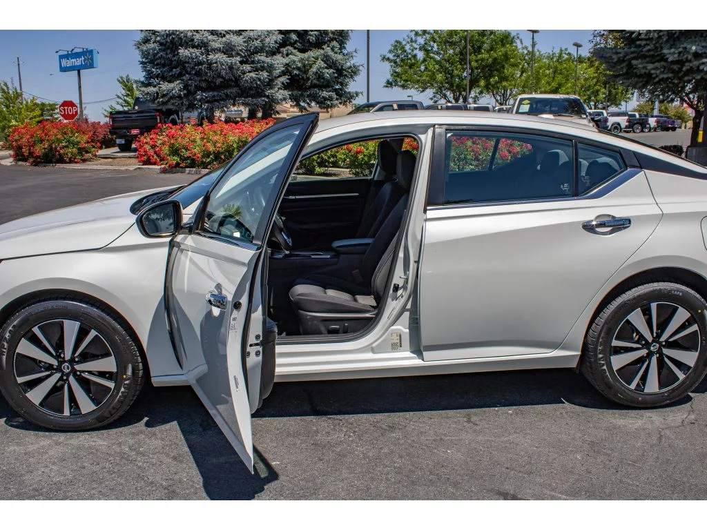 Used 2022 Pearl White Tricoat Nissan 2.5 SV image 27