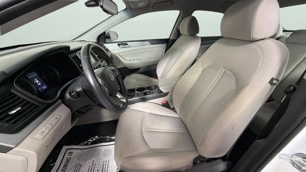 Used 2018 White Hyundai SEL image 17