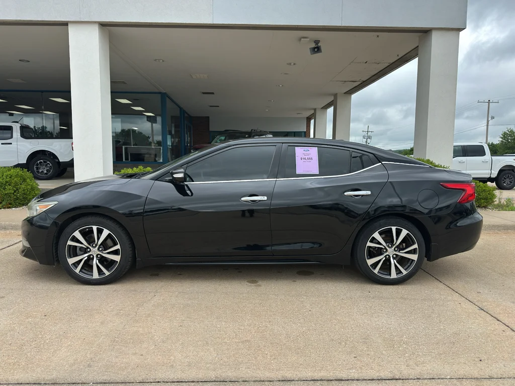 Used 2017 Super Black Nissan Platinum image 8