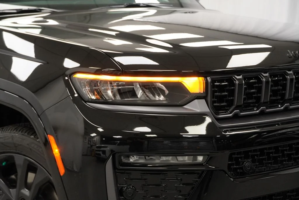 New 2026 Diamond Black Crystal Pearl-Coat Exterior Paint Jeep Limited image 5