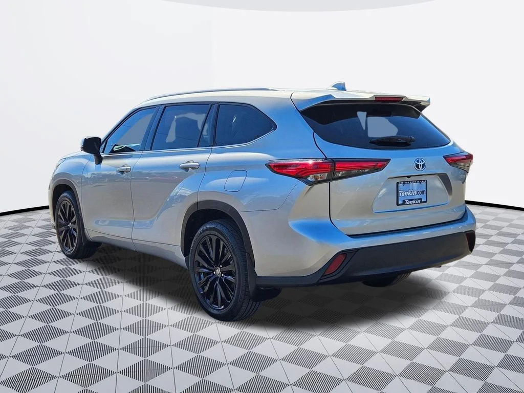Used 2022 Celestial Silver Metallic Toyota XLE image 4