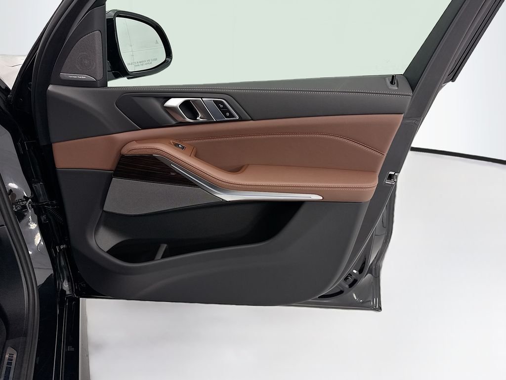 New 2026 Black Sapphire Metallic BMW xDrive50e image 24
