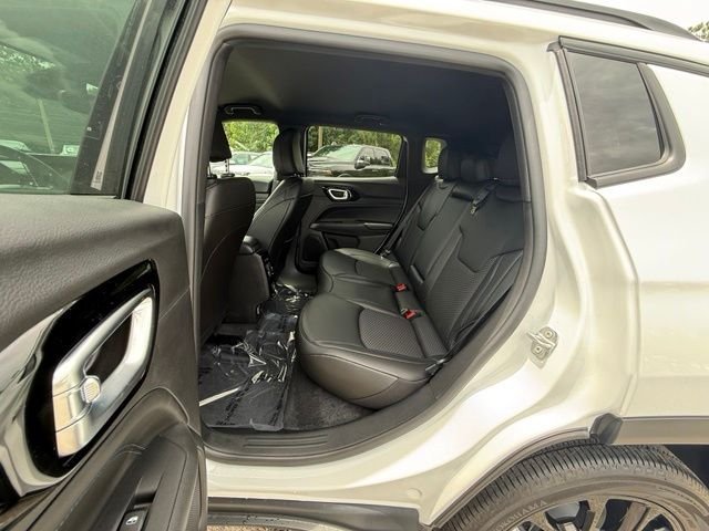 New 2026 Bright White Clearcoat Jeep Latitude image 11