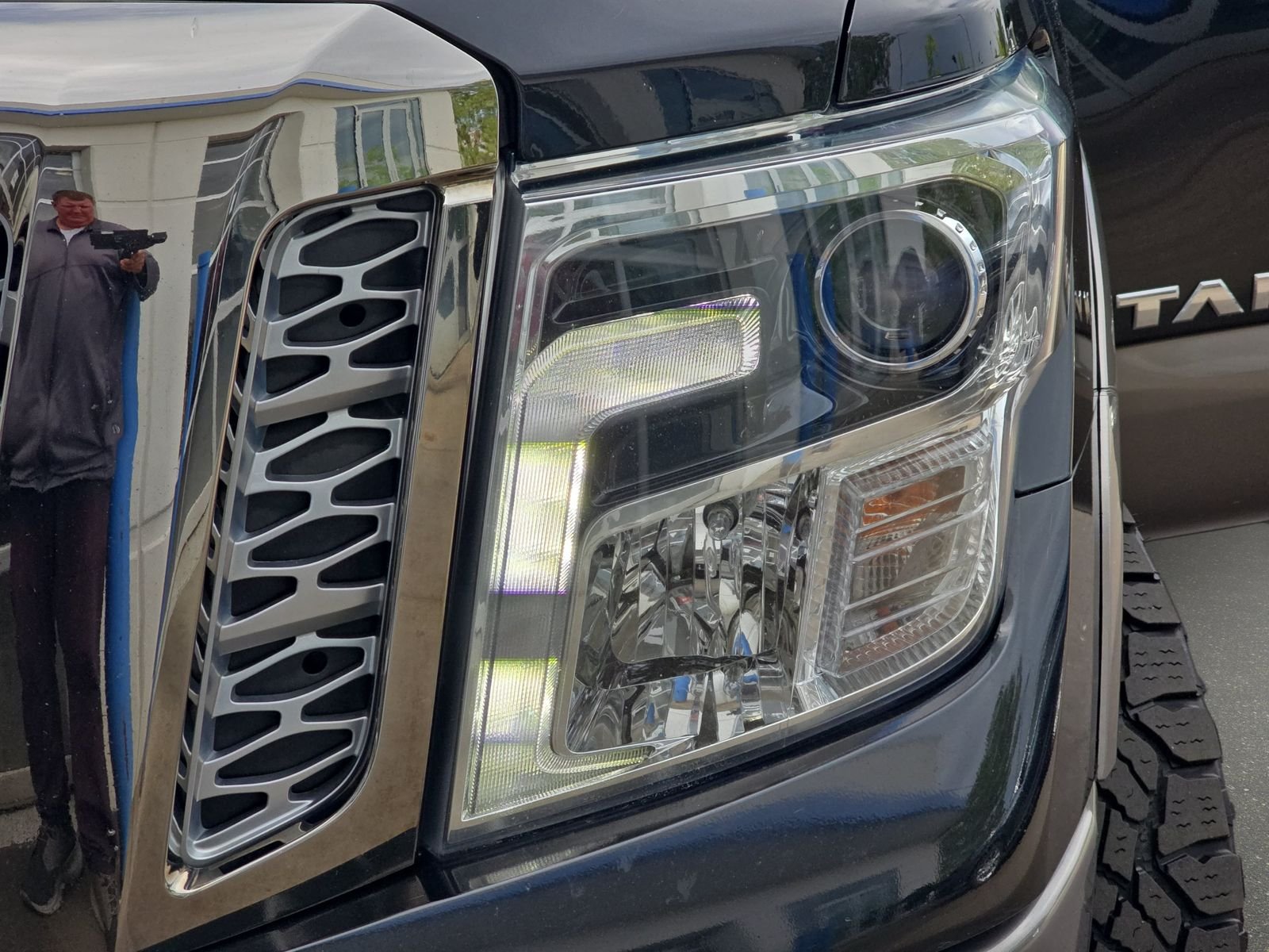 Used 2018 Black Nissan Platinum Reserve image 33