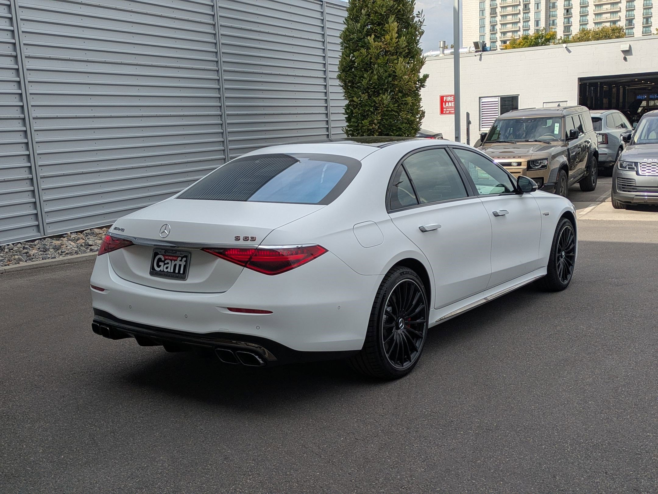 New 2026 MANUFAKTUR Signature Moonlight White Magno Mercedes-Benz AMG® S 63 E image 20