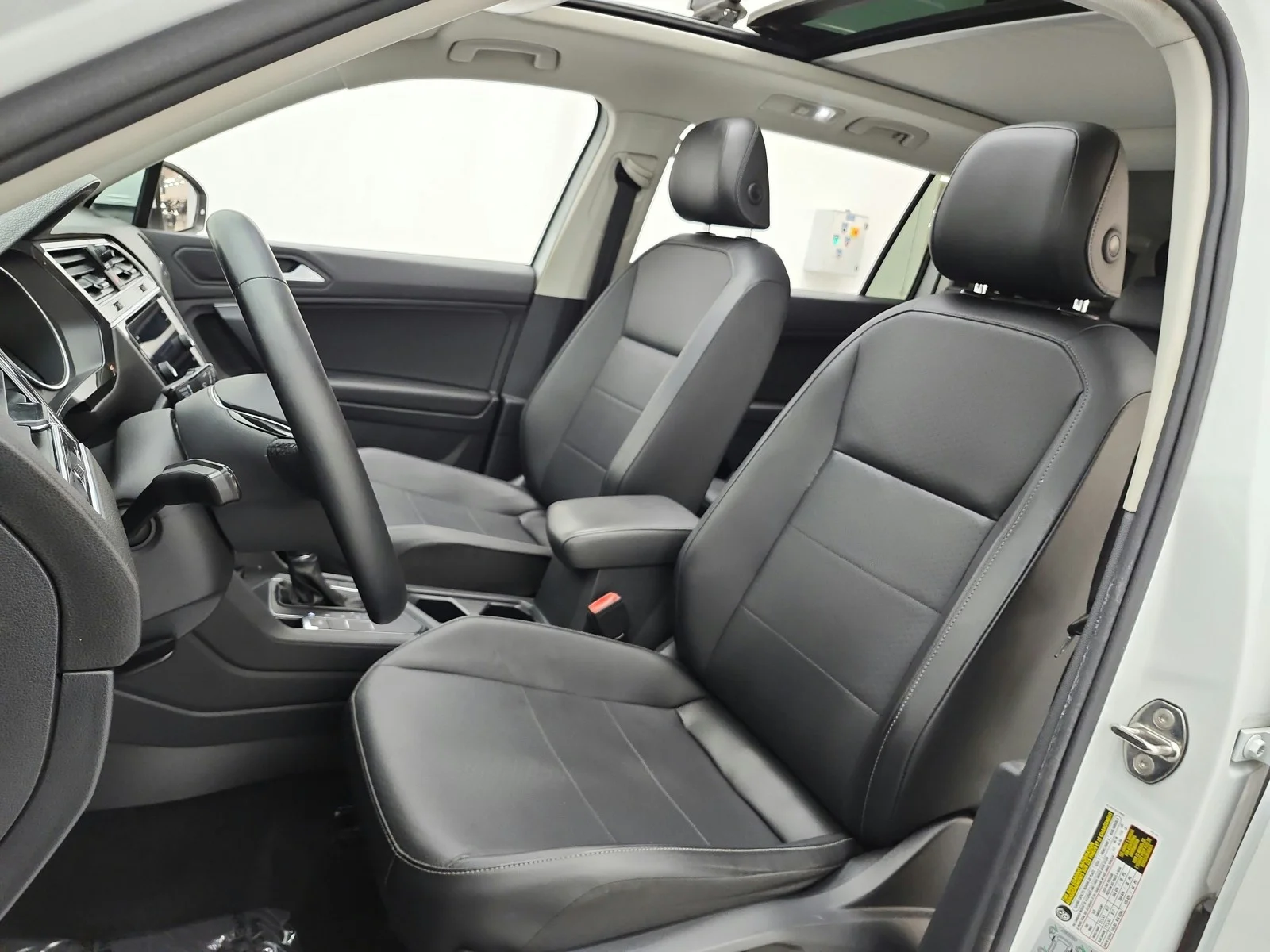 Used 2019 Pure White Volkswagen 2.0T SE FWD image 10