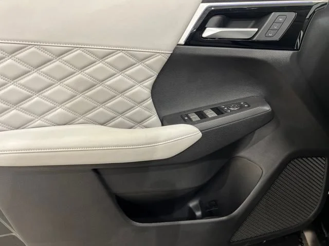2025 Mitsubishi Outlander Plug-in Hybrid Platinum Edition - Photo 10