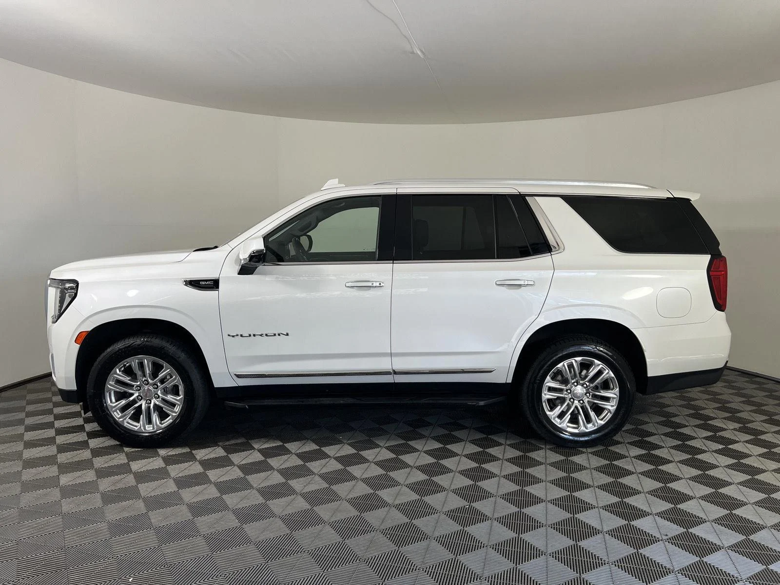 Used 2022 White Frost Tricoat GMC SLT image 34