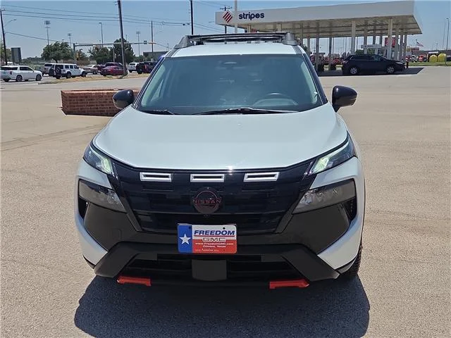 Used 2025 Everest White Pearl Nissan Rock Creek All-Wheel Drive image 7