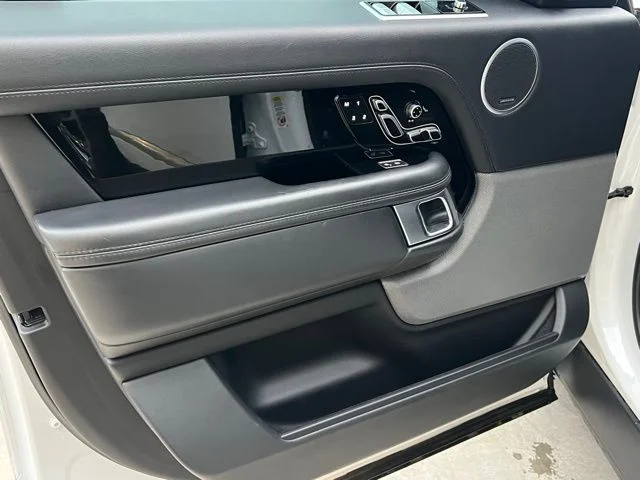 Used 2018 White Land Rover HSE image 22