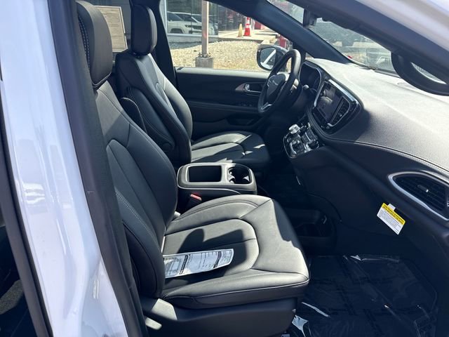 New 2026 Bright White Clear-Coat Exterior Paint Chrysler Select image 9