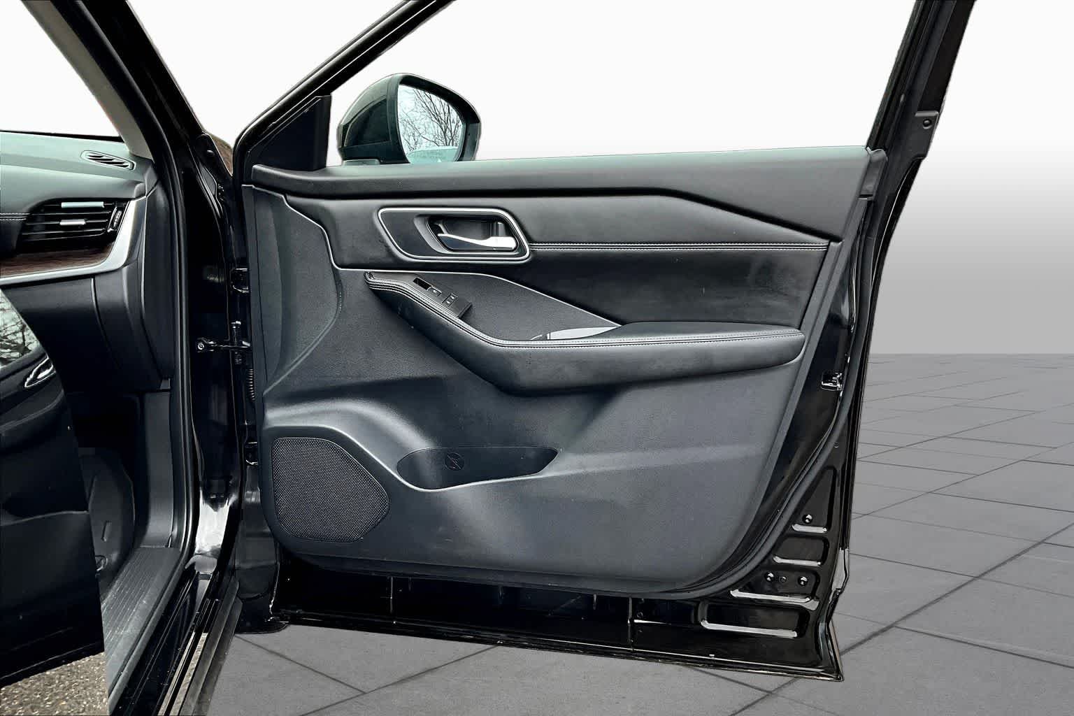 Used 2025 Super Black Nissan Platinum image 41