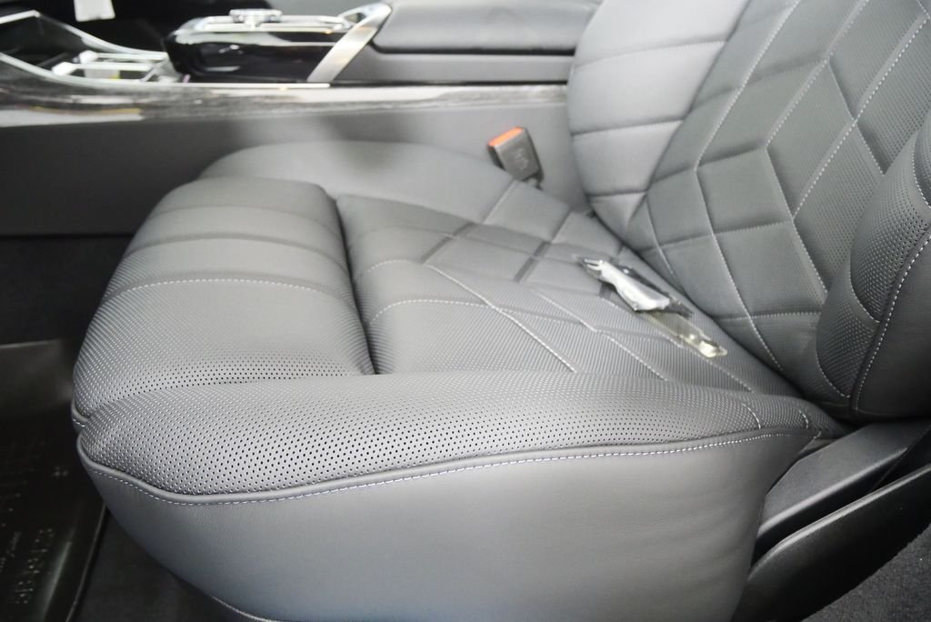 2026 BMW 7 Series 750e - Photo 11