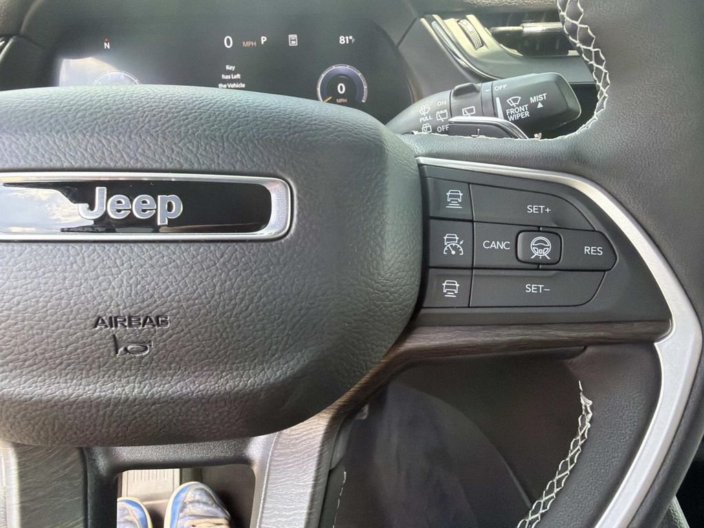 New 2026 Diamond Black Crystal Pearl-Coat Exterior Paint Jeep Limited image 28