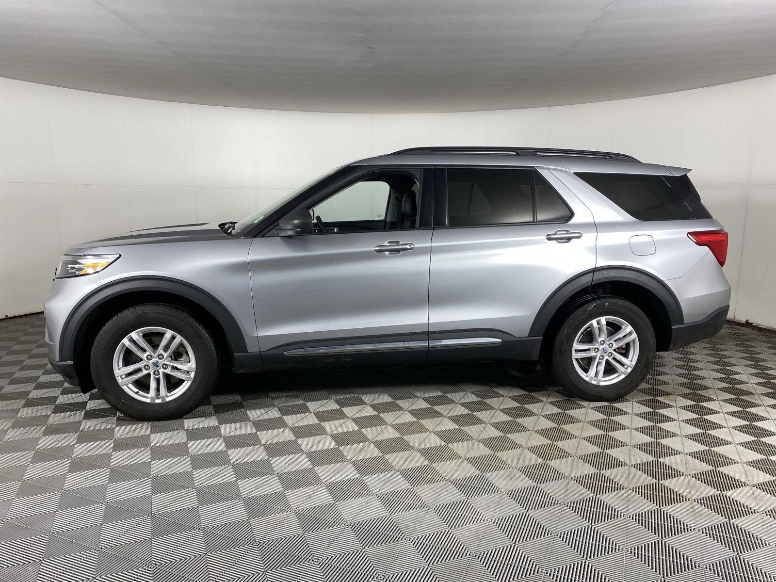 Used 2023 Iconic Silver Ford XLT image 4
