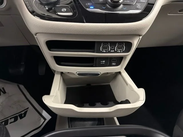Used 2022 White Chrysler Touring L image 20