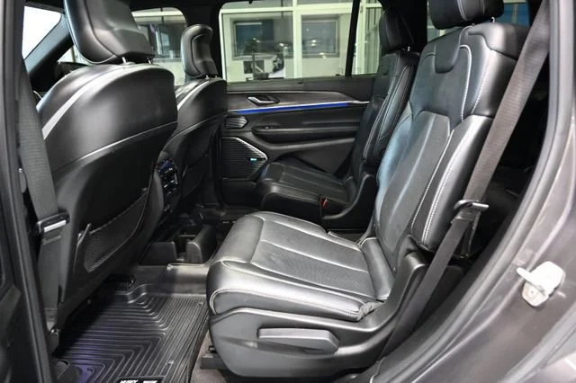 Used 2021  Jeep Overland image 11