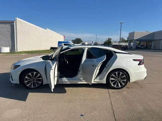 Used 2023 White Nissan Platinum image 4