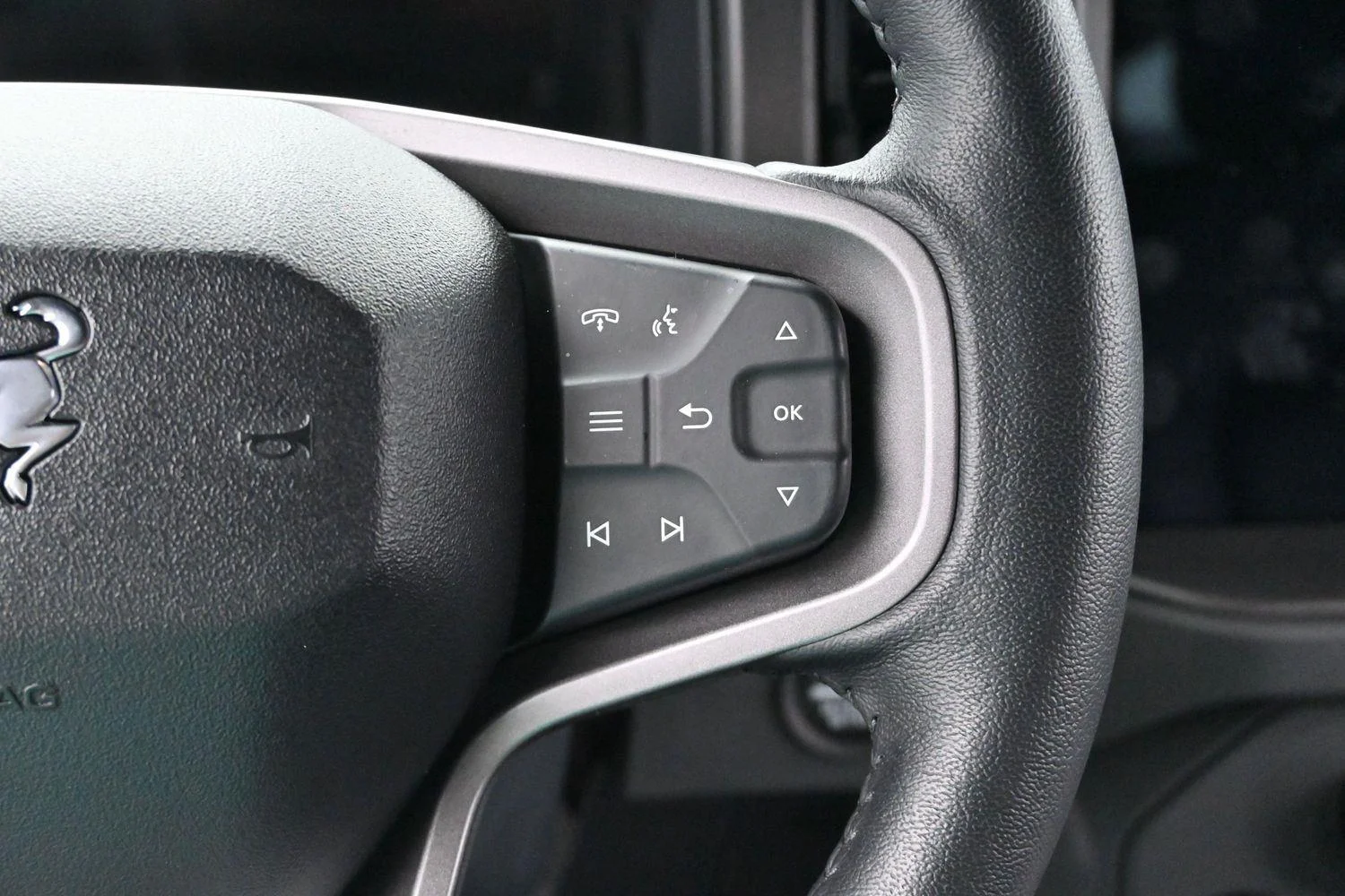 Used 2025 Oxford White Ford Badlands image 18