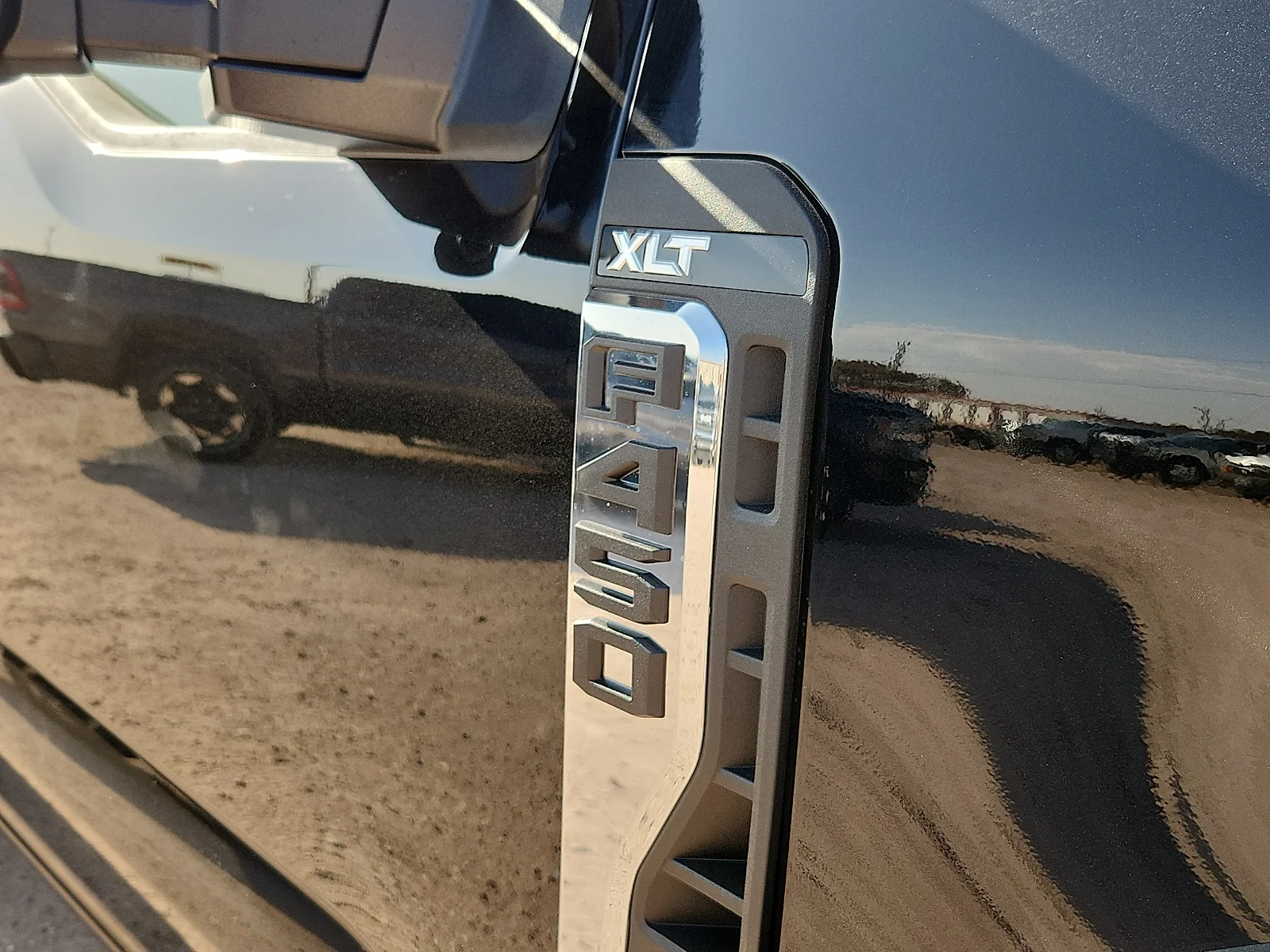 New 2027 Agate Black Metallic Ford XLT image 10