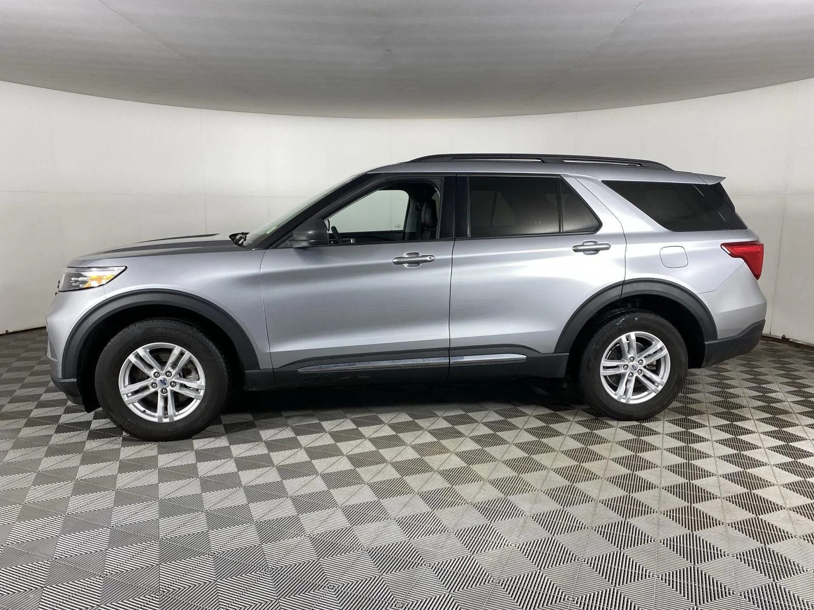 Used 2023 Iconic Silver Ford XLT image 4