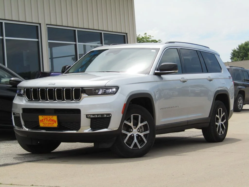 Used 2023 Silver Jeep Limited image 12