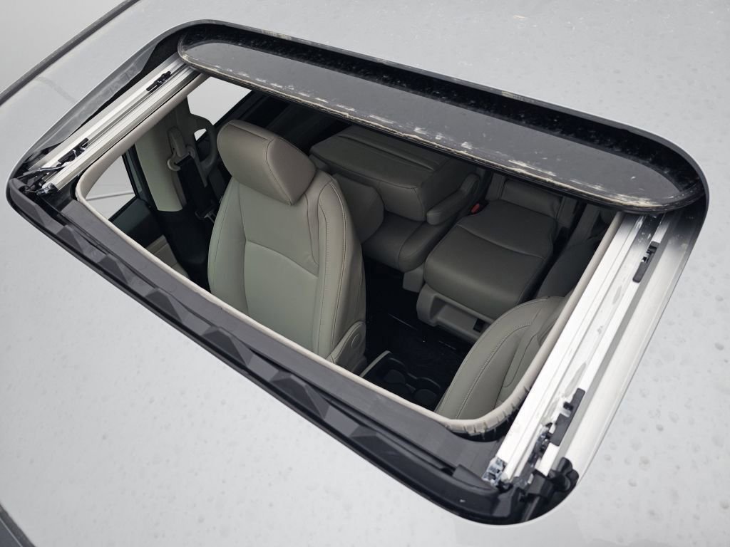 New 2026 Solar Silver Metallic Honda EX-L image 3