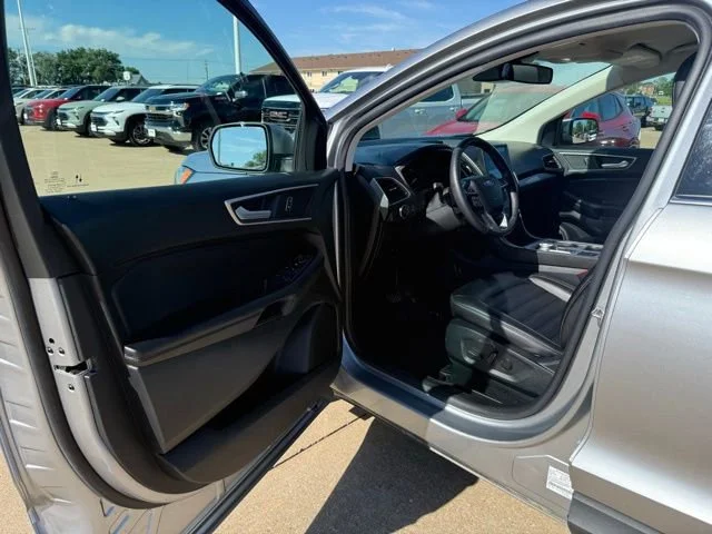 Used 2022 Black Ford SEL image 9