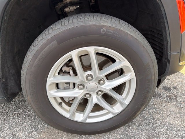 Used 2024 Gray Jeep Laredo image 7