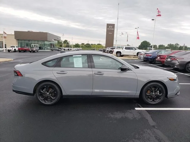 Used 2025 Gray Honda SE image 4