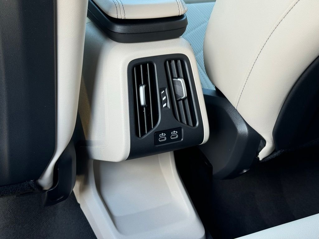 Used 2025  BMW xDrive28i image 38