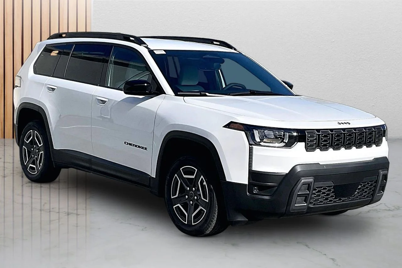 New 2026 Bright White Clear-Coat Exterior Paint Jeep Limited image 2