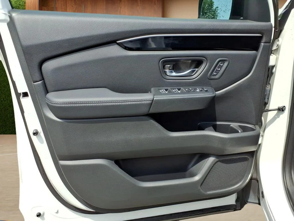 Used 2023 White Honda Touring image 18