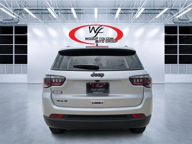 New 2026 Silver Zynith Metallic Clear-Coat Exterior Paint Jeep Latitude image 4