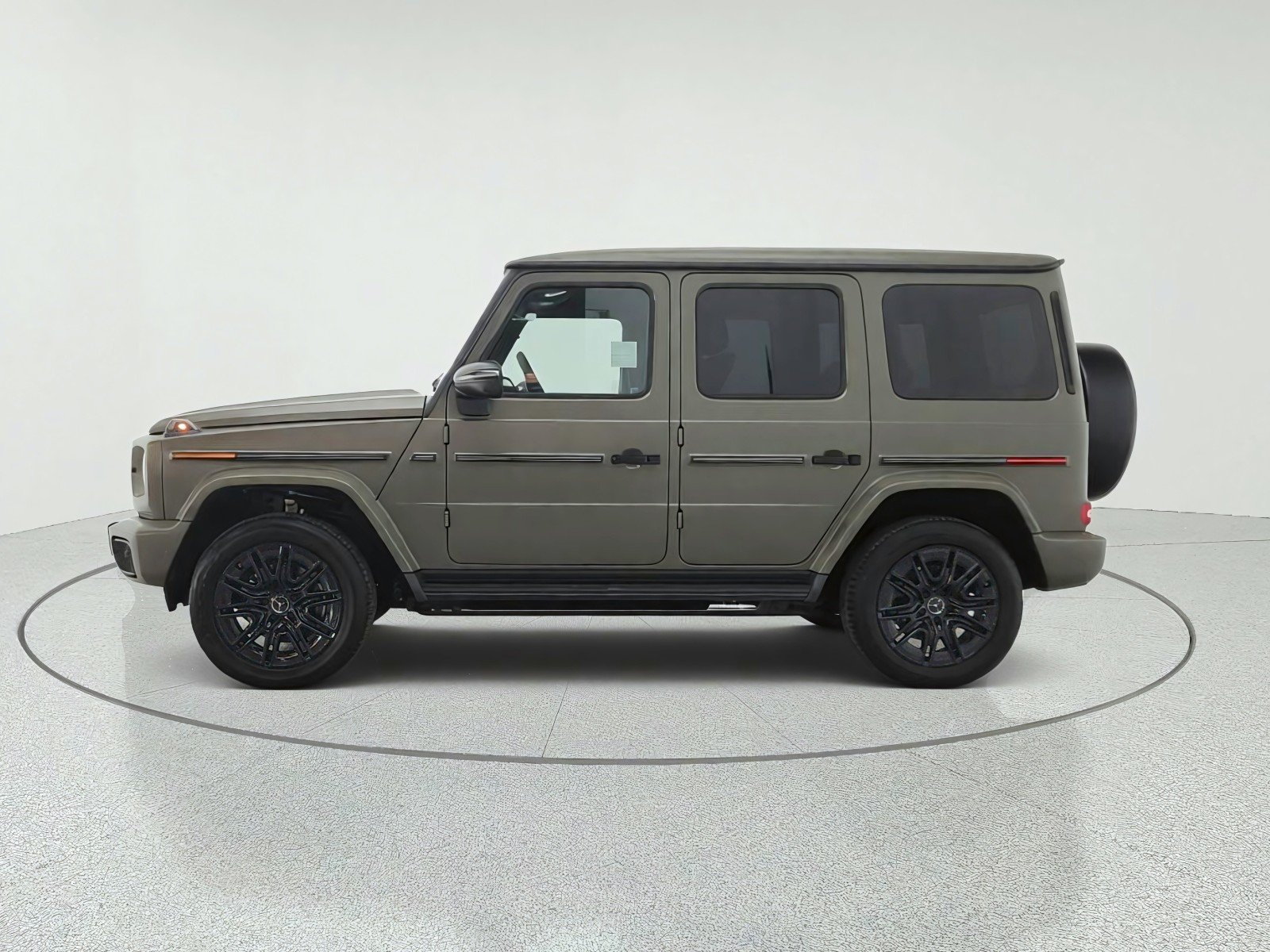 New 2027 MANUFAKTUR Dark Olive Green Magno Mercedes-Benz G 580e SUV image 8