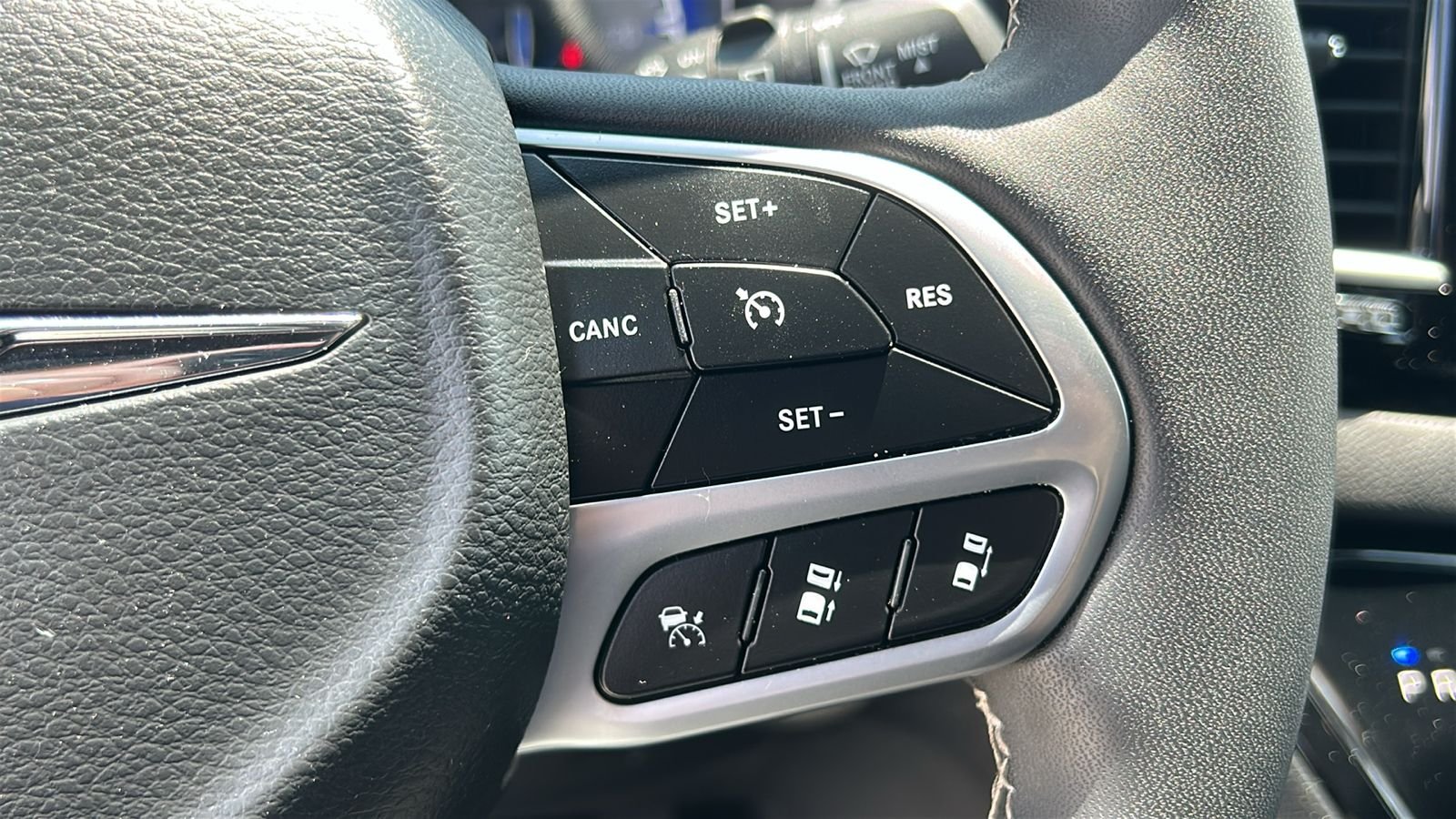 Used 2025 Black Chrysler Select image 27