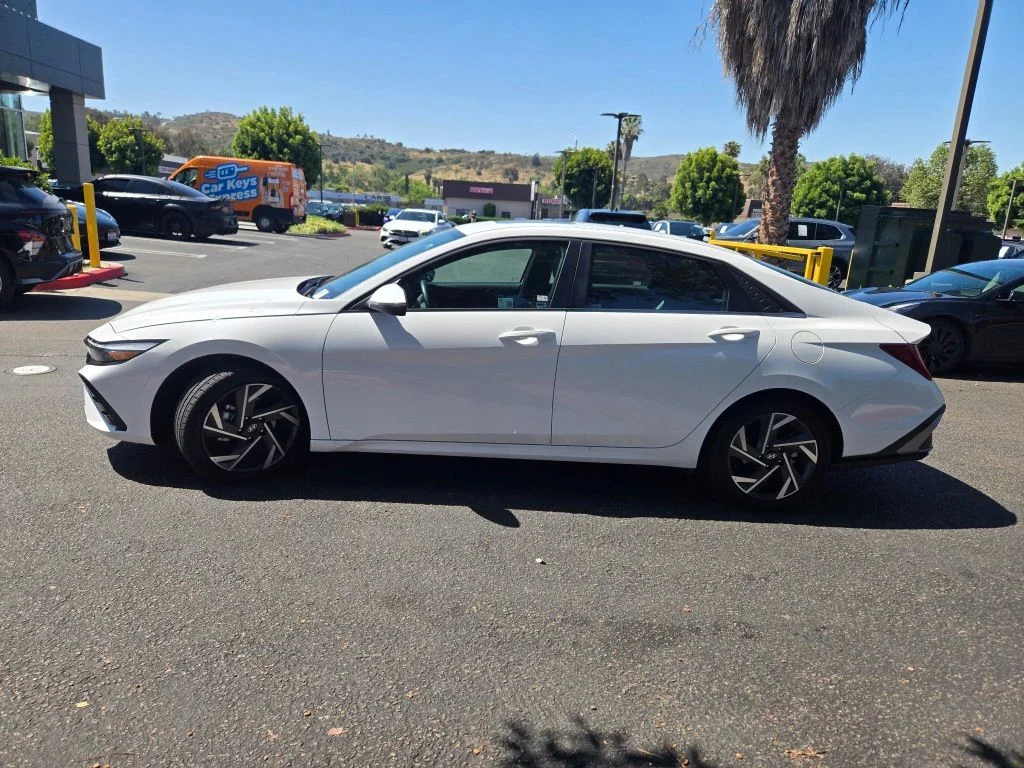 Used 2025 White Hyundai Limited image 4