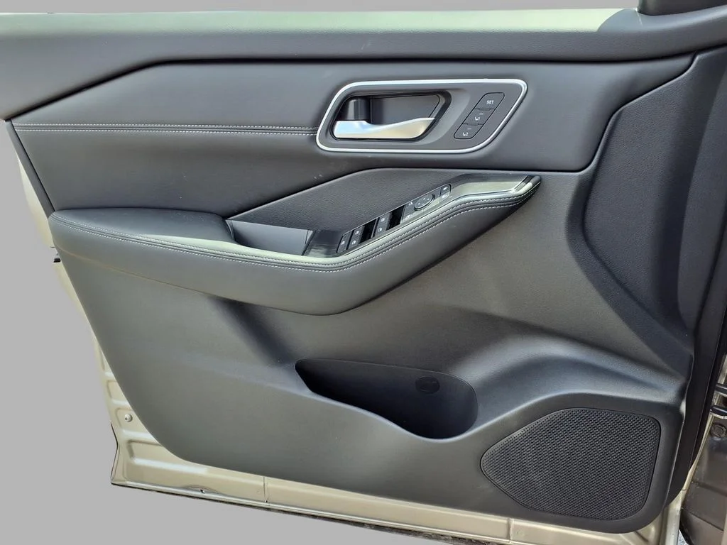 New 2026 Champagne Silver Metallic Nissan Platinum image 19