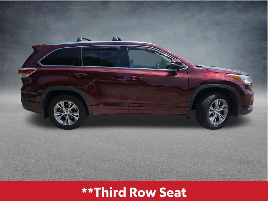 Used 2015 Red Toyota XLE V6 image 3
