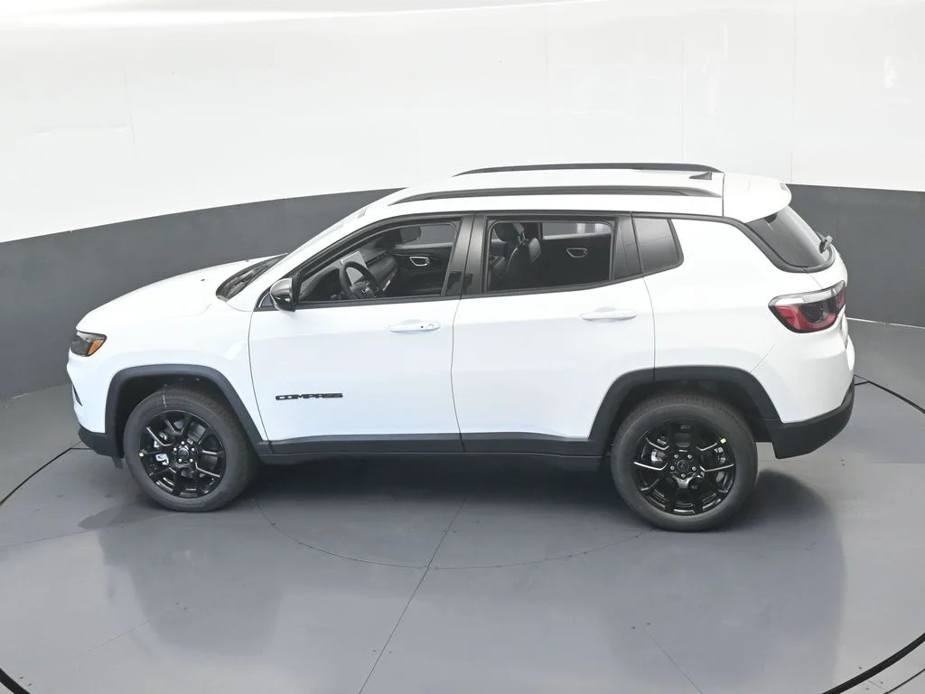 New 2026 Bright White Clear-Coat Exterior Paint Jeep Latitude image 41