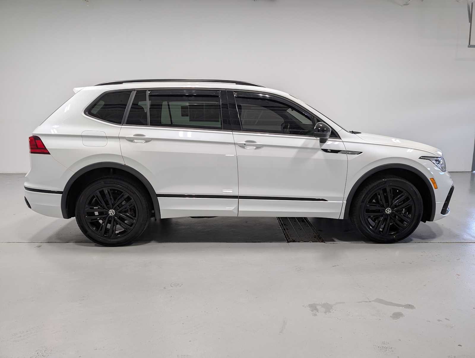 Used 2022 Oryx White Pearl Volkswagen SE R-Line Black image 7