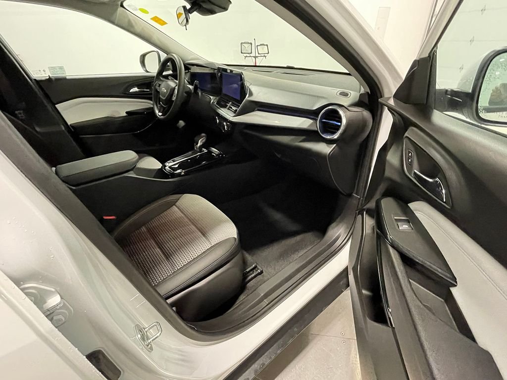 Used 2025 White Chevrolet LT image 23