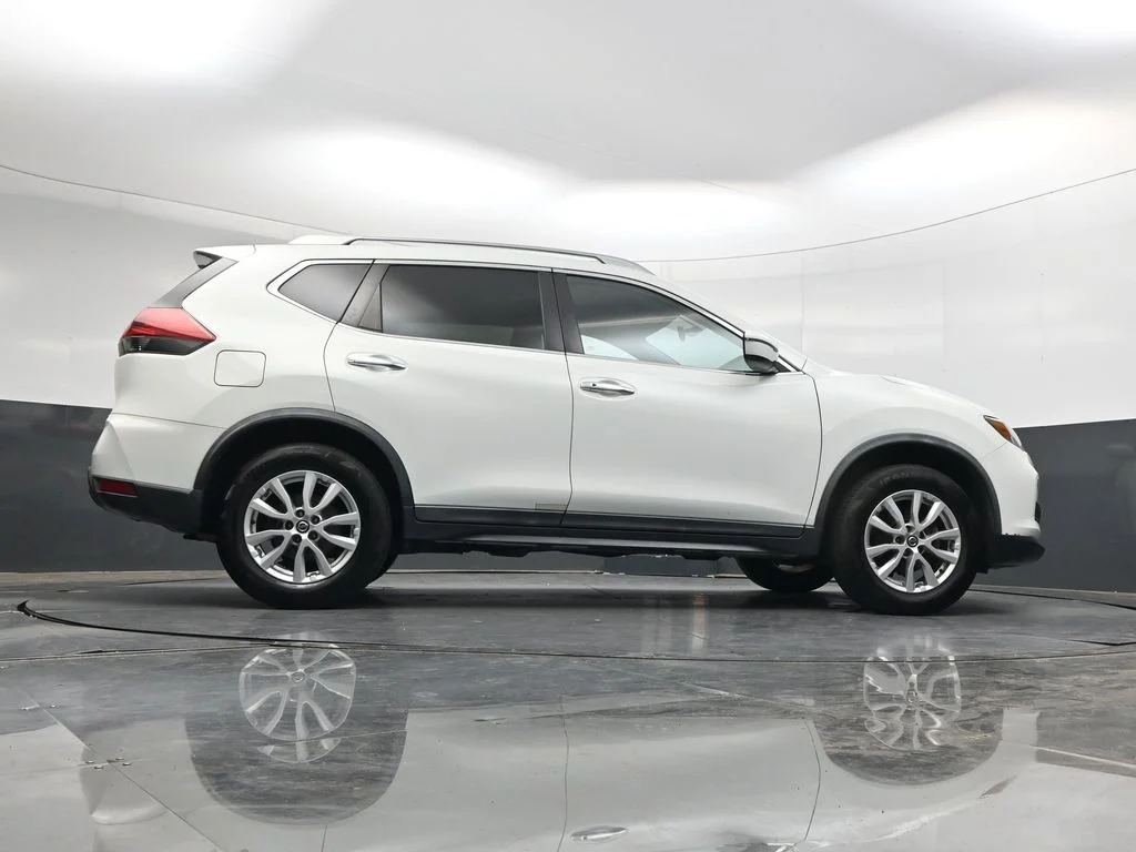 Used 2018 Glacier White Nissan SV image 32